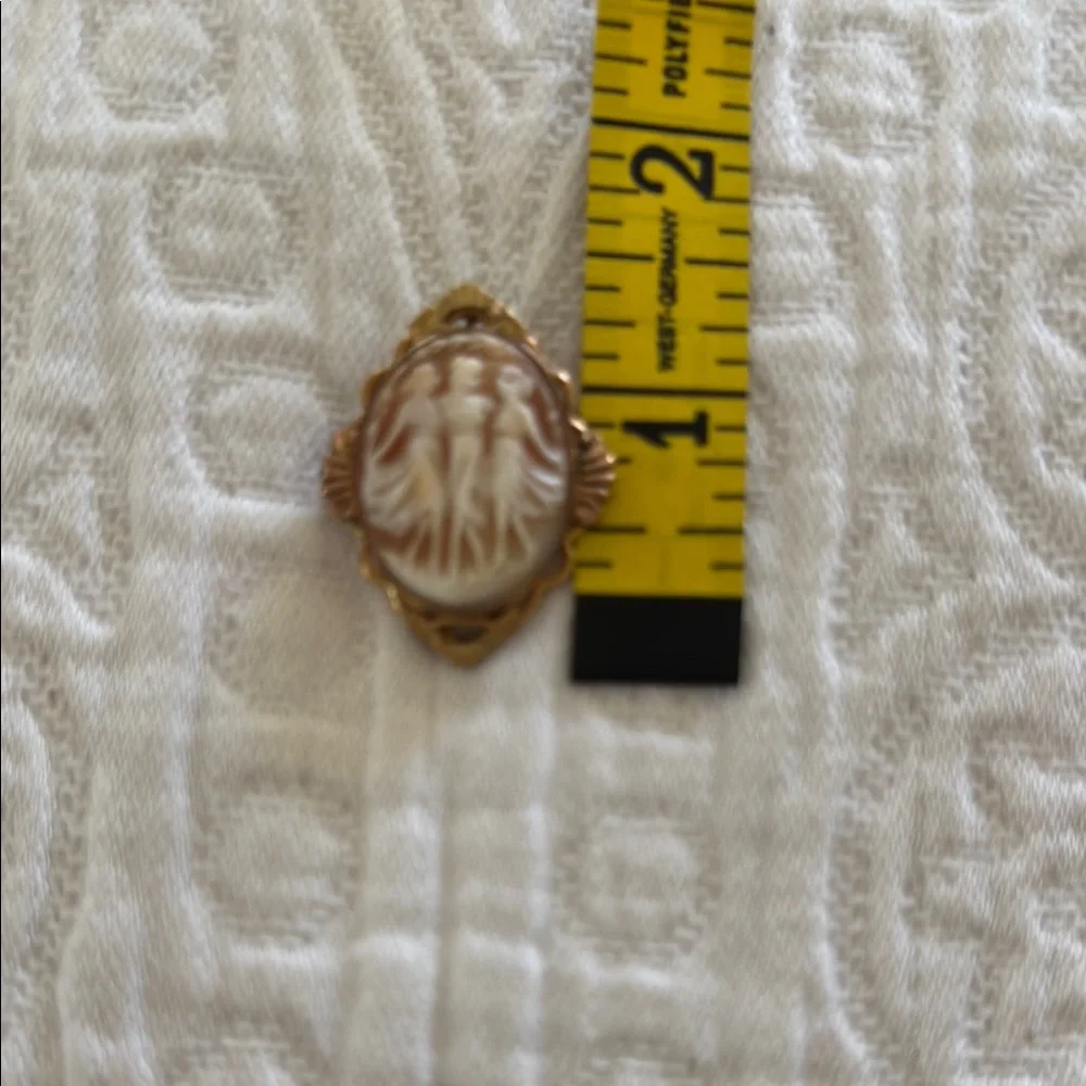 Elegant Gold and Cream Cameo Brooch - Picture 2 of 2